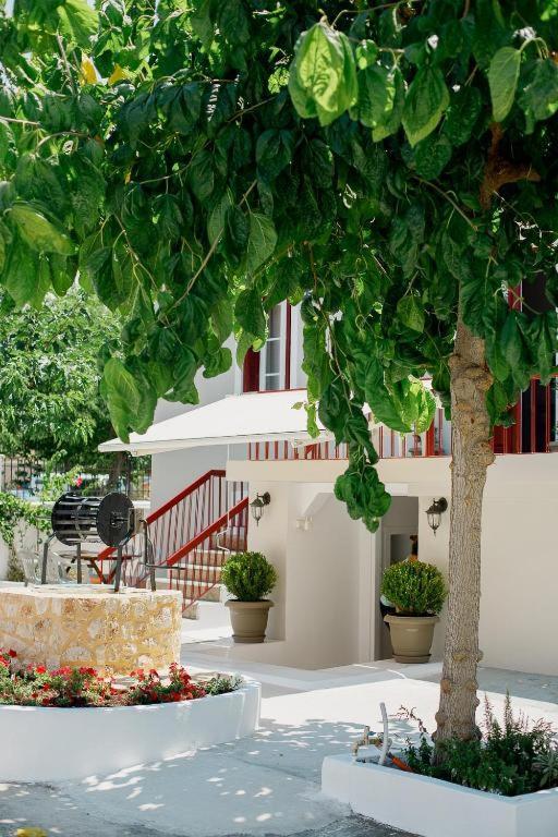 Rooms In Yard Corinth Exteriör bild